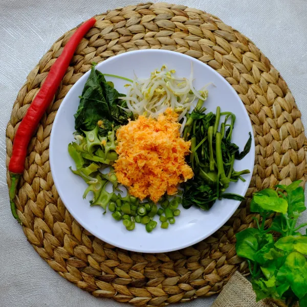 Sajikan. Saat siap makan aduk rata bumbu kelapa dan sayuran matangnya.