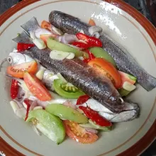 Campur ikan dengan bumbu iris, garam, lada bubuk, dan kaldu jamur, lalu aduk rata.