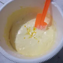 Tuang margarin, lalu aduk balik dengan spatula.