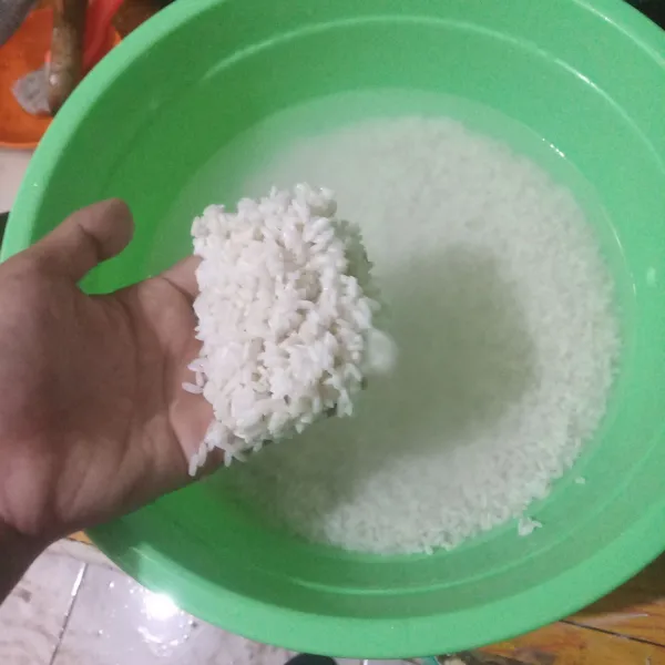 rendam beras ketan selama 6 jam. Lalu cuci bersih dan tiriskan.