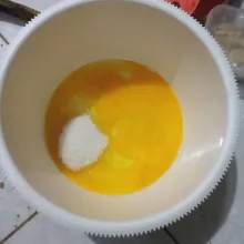 Kocok telur, gula pasir, dan SP hingga kental.