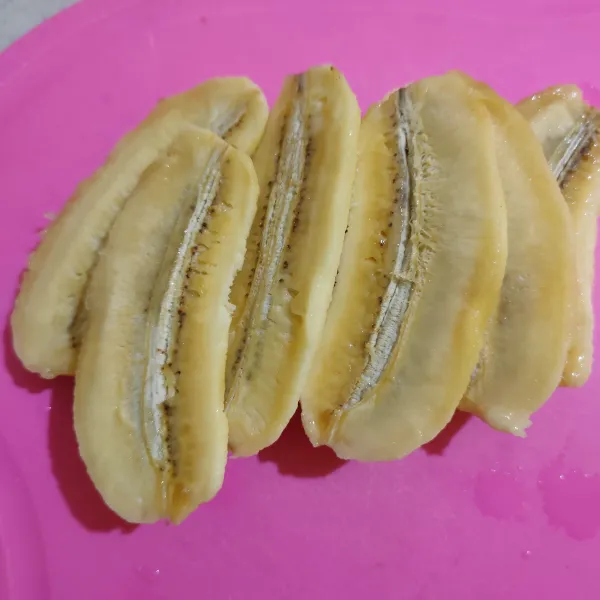 Kupas pisang, belah menjadi 2 bagian.
