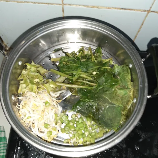 Kukus aneka sayuran yang sudah dipotong. Rebus juga boleh asalkan ditiriskan.