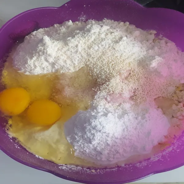 Masukan tepung terigu, tepung beras, garam, kaldu jamur dan telur.
