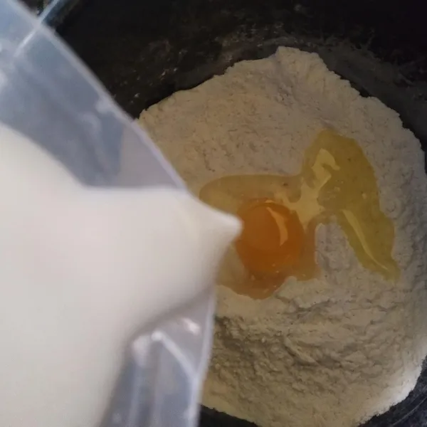 Campurkan tepung terigu, gula pasir dan ragi, aduk rata. Masukkan susu cair dan telur, aduk hingga tercampur rata menggunakan spatula atau tangan.