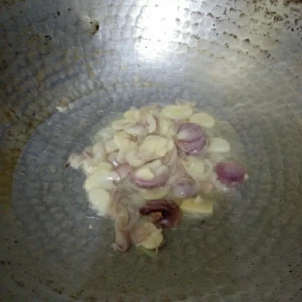 Tumis irisan bawang putih dan bawang merah hingga harum