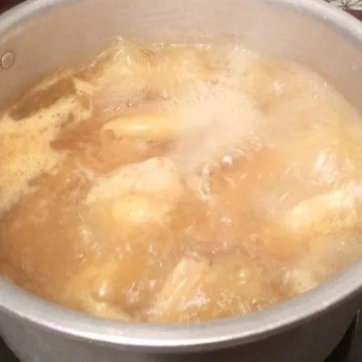Rebus ayam dengan kunyit bubuk, garam, ketumbar bubuk, dan bawang putih geprek sampai matang.