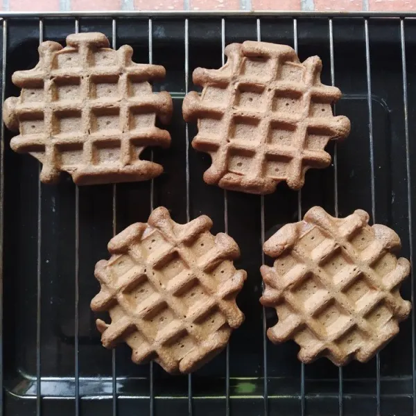Dinginkan di atas cooling rack agar waffle tidak lembab, angkat dan sajikan dengan gula halus atau topping sesuai selera.