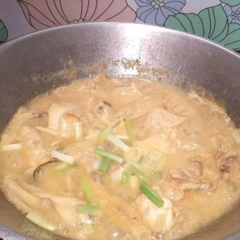 Masukkan ayam, tambahkan daun bawang, garam, dan merica bubuk, lalu aduk rata. Masak sampai mendidih dan kuah menyusut. Kemudian angkat dan sajikan.