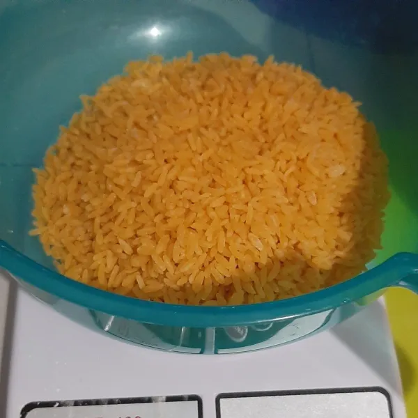 Buat nasi jagung dari beras jagung. Cara membuat ikuti petunjuk masing-masing merk. Sisihkan.