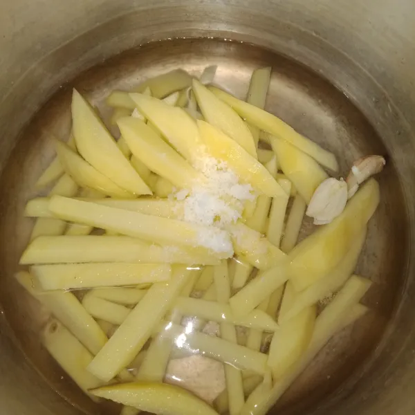 Lalu siapkan air, rebus kentang selama 10 menit. Beri garam dan bawang putih geprek.