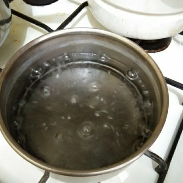 Didihkan air.