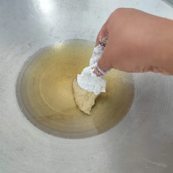 Setelah terselimuti tepung, langsung goreng dalam minyak panas. Goreng dengan api kecil supaya garing sampai ke dalam.