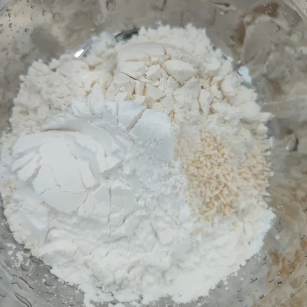 Masukkan tepung terigu, tepung maizena, garam, merica dan kaldu jamur ke dalam wadah dan aduk rata.