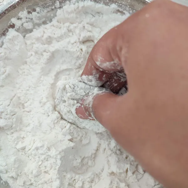 Gulingkan ke tepung kering sambil dipijit perlahan, lakukan proses melapisi tepung sebanyak 2 kali.