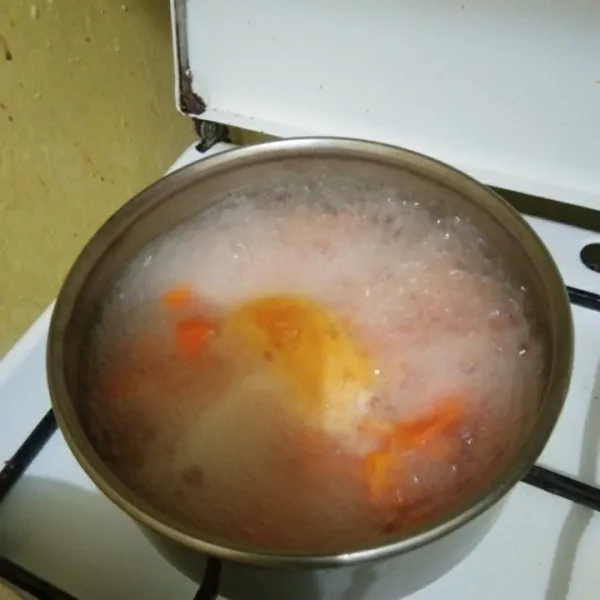 Rebus irisan wortel hingga setengah matang, tiriskan