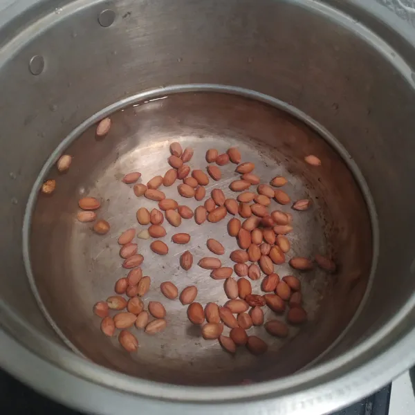 Pertama, masak kacang tanah hingga matang.