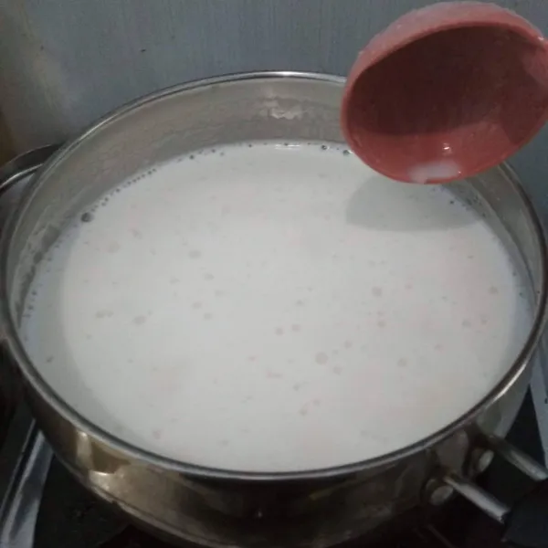 Campur air, agar-agar, susu kental manis aduk dan masak hingga mendidih