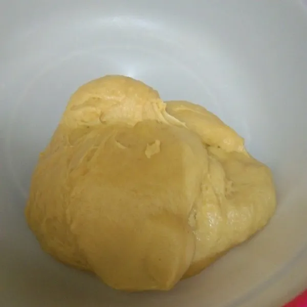 Tambahkan margarin dan garam, uleni hingga kalis, diamkan adonan menjadi mengembang 2 kali lipat.