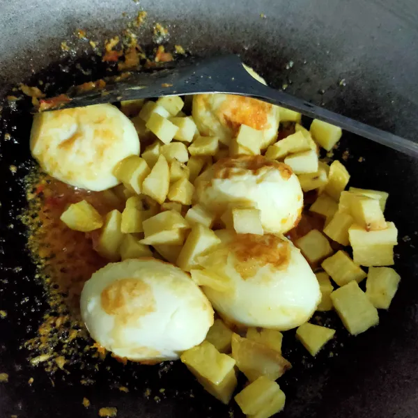 Masukkan telur dan kentang, lalu aduk rata.