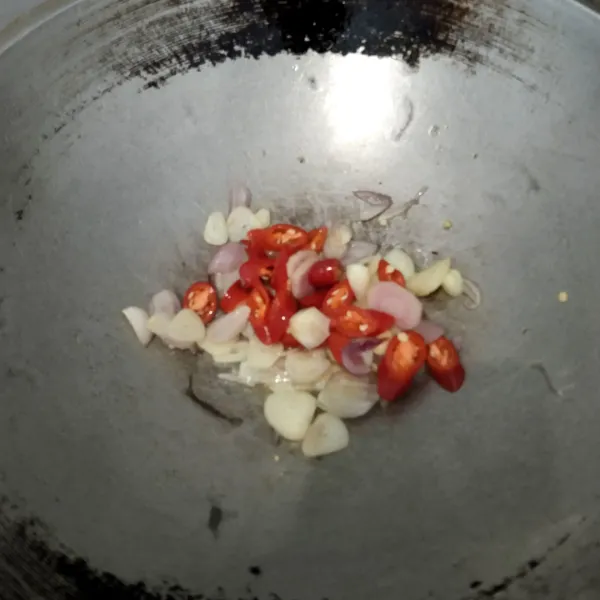 Tumis bawang merah dan bawang putih terlebih dahulu sampai harum. Kemudian masukkan cabe.