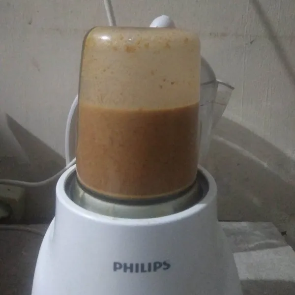 Blender kacang tanah, cabai merah, dan bawang putih dengan 100 ml air.