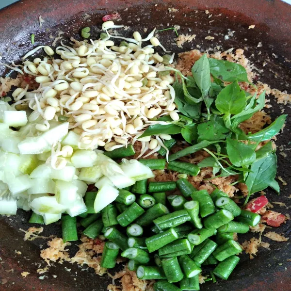 Cuci bersih sayuran, potong-potong lalu masukkan ke dalam bumbu.