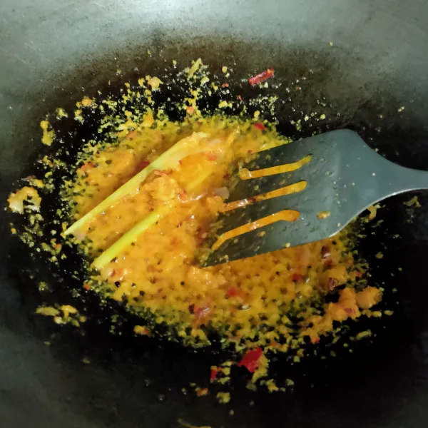 Tumis bumbu halus bersama daun salam, laos, dan serai hingga matang dan harum.