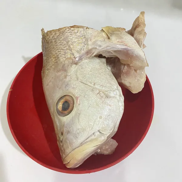 Blender bumbu halus.
Cuci bersih ikan.
