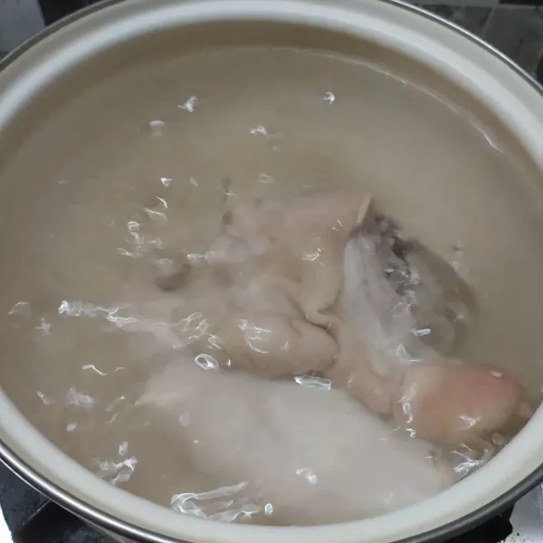 Bahan Kuah : Rebus secukupnya air sampai mendidih. Masukkan ayam lalu rebus sebentar sampai keluar kotoran. Buang airnya, ganti dengan air baru 1,5 liter. Rebus ayam dengan api kecil-sedang sampai keluar kaldunya