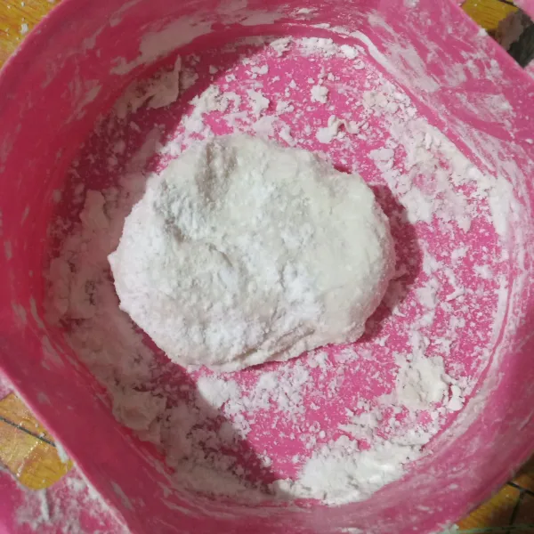 Tambahkan tepung tapioka dan tepung terigu sedikit demi sedikit kedalam bahan biang. Aduk hingga kalis.