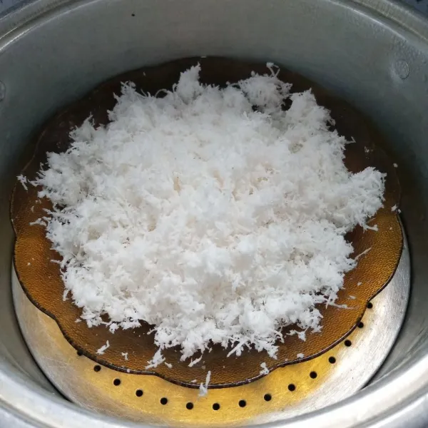 Campur kelapa parut dan garam. Kemudian kukus selama 10 menit. Sisihkan.