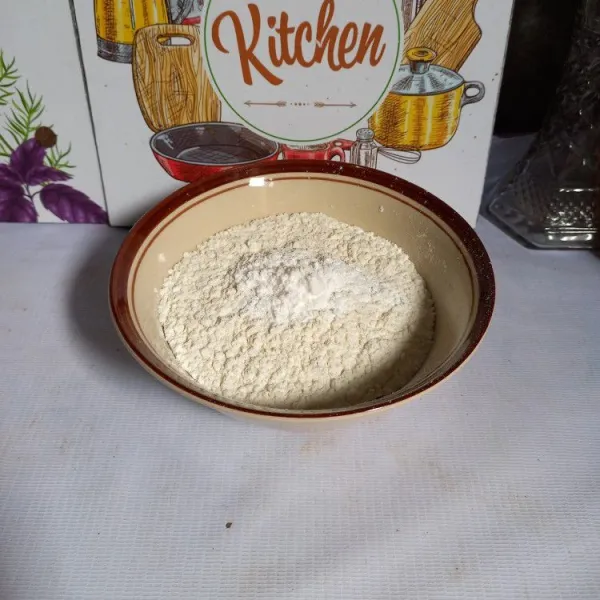 Campurkan tepung terigu, garam, soda kue, baking powder, dan vanili dalam wadah, lalu sisihkan.
