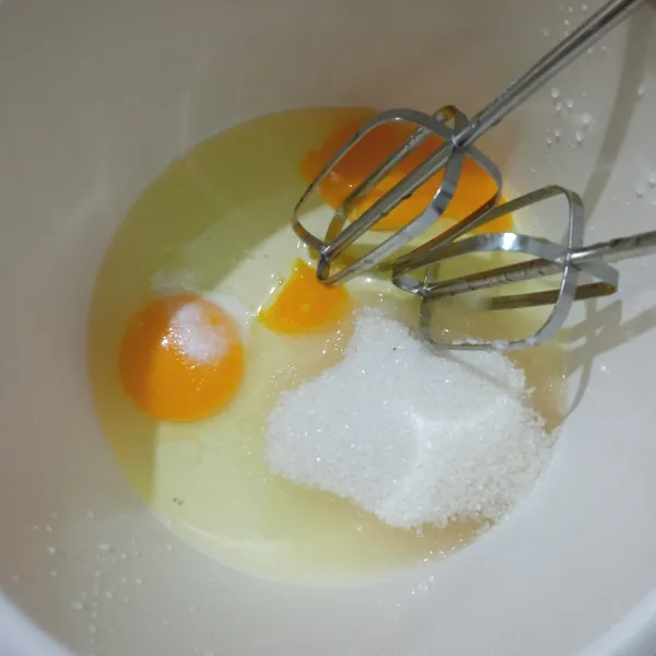 Masukkan telur, garam, gula pasir, dan vanili.