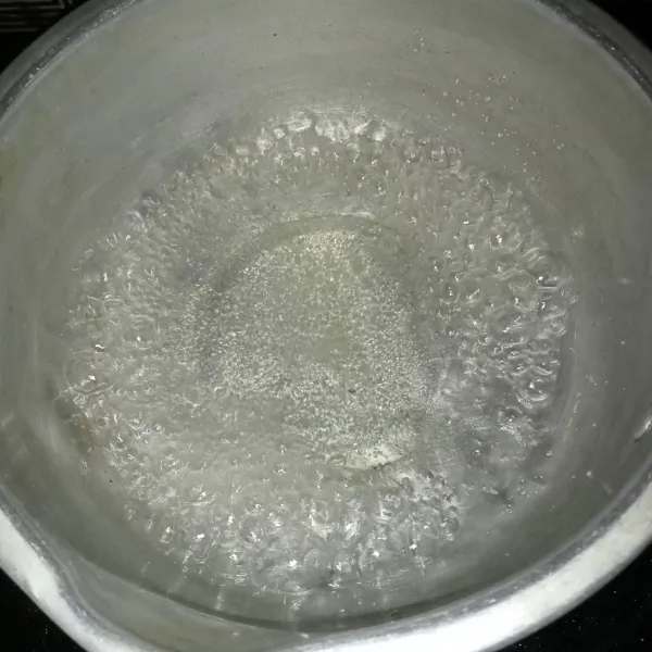 Rebus gula pasir dan air hingga mendidih dan gula larut, kemudian sisihkan.