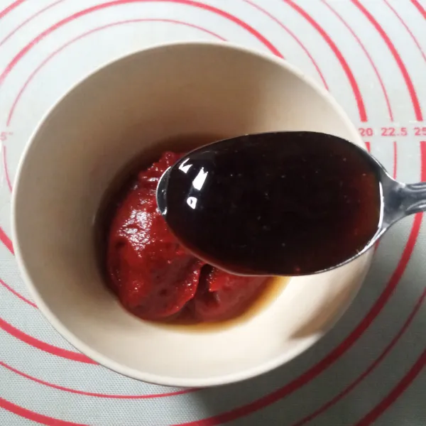 Campur semua bahan saus lalu aduk sampai rata, koreksi rasa.