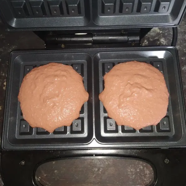 Panaskan cetakan waffle, ambil adonan secukupnya.