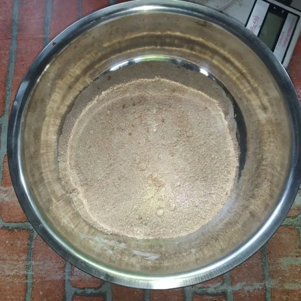 Blender halus oatmeal, campur dengan semua bahan kering, aduk rata.