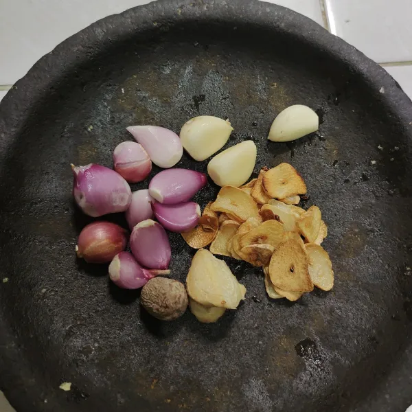 Goreng irisan bawang putih hingga golden brown garing, lalu uleg halus dengan bahan lainnya. sementara itu, rebus ayam hingga matang. Gunakan api kecil utk merebus ayam kampung dengan metode 10 menit didihkan- 30 menit diamkan tetap dengan panci tertutup - nyalakan kompor dan biarkan mendidih lagi 10 menit.