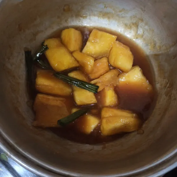 Masak hingga mengental dan meresap. Tunggu air sedikit menyusut.