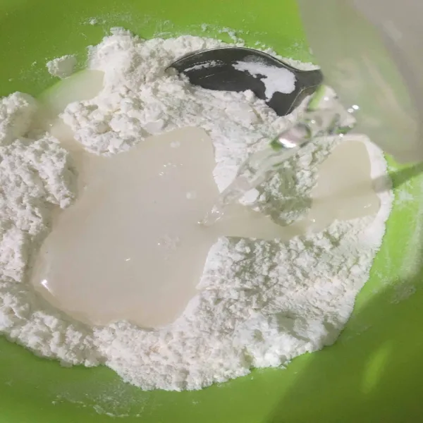 Campurkan tepung terigu, tepung maizena, garam, dan lada bubuk, aduk rata. Lalu masukkan air sedikit demi sedikit sambil diaduk.