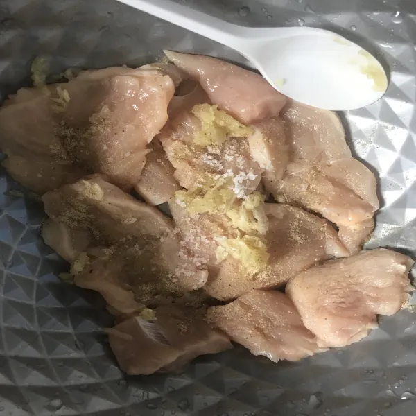 Marinasi ayam dengan lada bubuk, garam, dan bawang putih yang sudah dihaluskan.