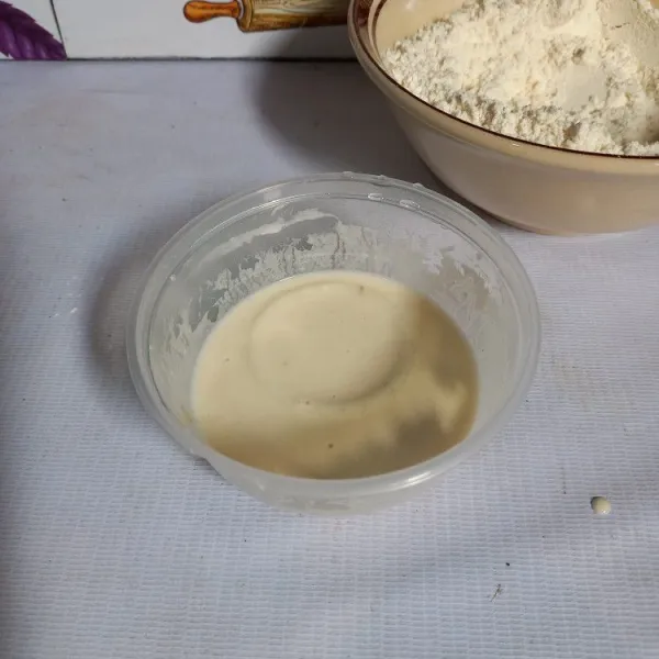 Ambil 1 sdm tepung kering dan larutkan dengan air. Ambil potongan bawang bombay, celupkan ke dalam tepung basah.
