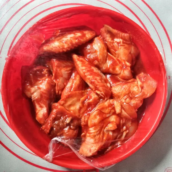 Balur sayap ayam dengan campiran bahan saus, (sisihkan 1 sendok makan bahan saus untuk olesan). Tutup dengan plastik wrap dan simpan di kulkas semalaman.