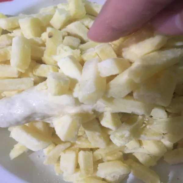 Gulingkan ke kentang beku, lalu tekan-tekan/ kepal-kepal sedikit agar kentang menempel dengan sempurna.