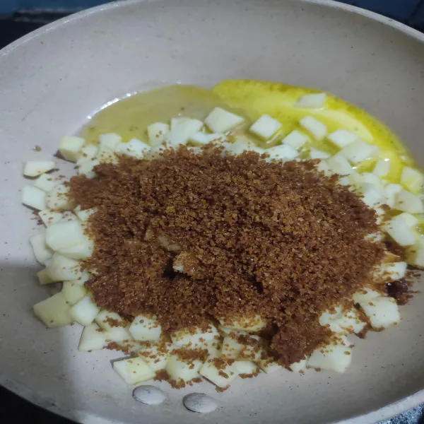 Lelehkan margarin, masukkan apel, gula palm, dan bubuk kayu manis. Masak hingga gula larut.