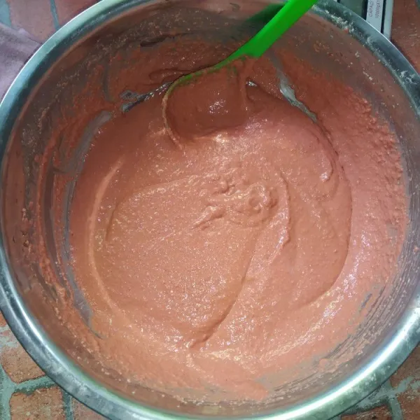 Tambahkan butter cair, telur dan air es sedikit demi sedikit, aduk rata dengan whisk.