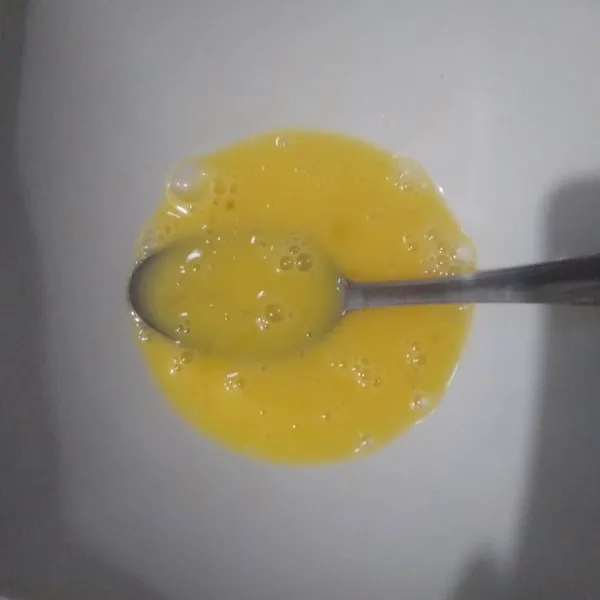 Kocok telur, garam dan lada bubuk.