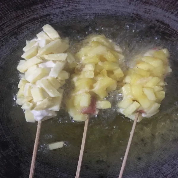 Panaskan minyak, kemudian goreng hingga matang dengan api sedang. Lalu angkat dan tiriskan. Kemudian sajikan selagi hangat dengan saus mayonaise dan saus sambal.