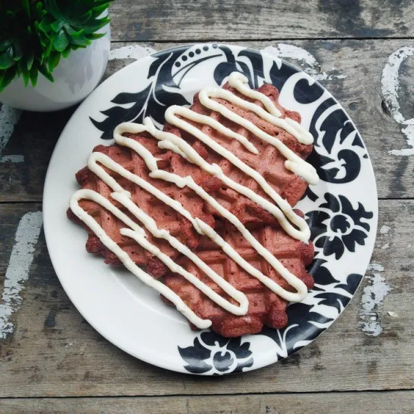 Angkat dan sajikan waffle dengan cream cheese di atasnya.